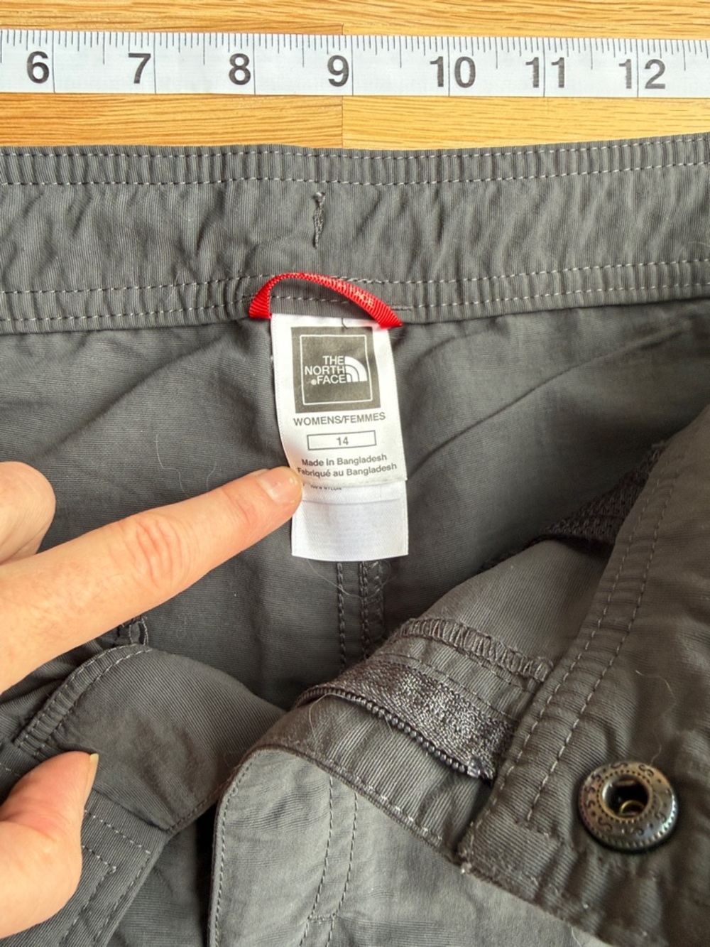The North Face women’s Cargo capri pants in Charcoal Gray - Picture 2 of 4
